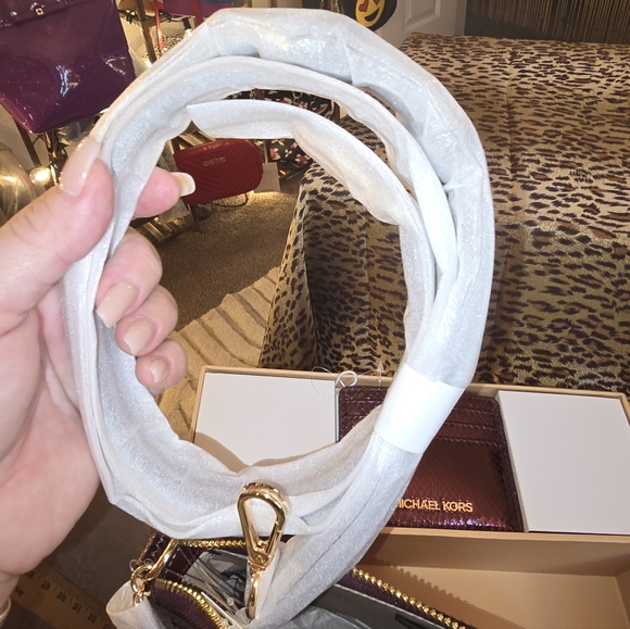 NWT Michael Kors Shimmering Plum Handbag & Cardholder Set In Box - Picture 9 of 10